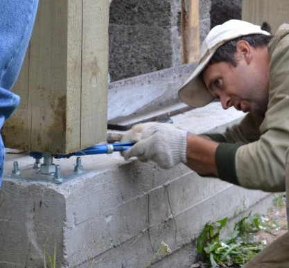 скручиваем гайку домкрата регулировка домкрата усадочного